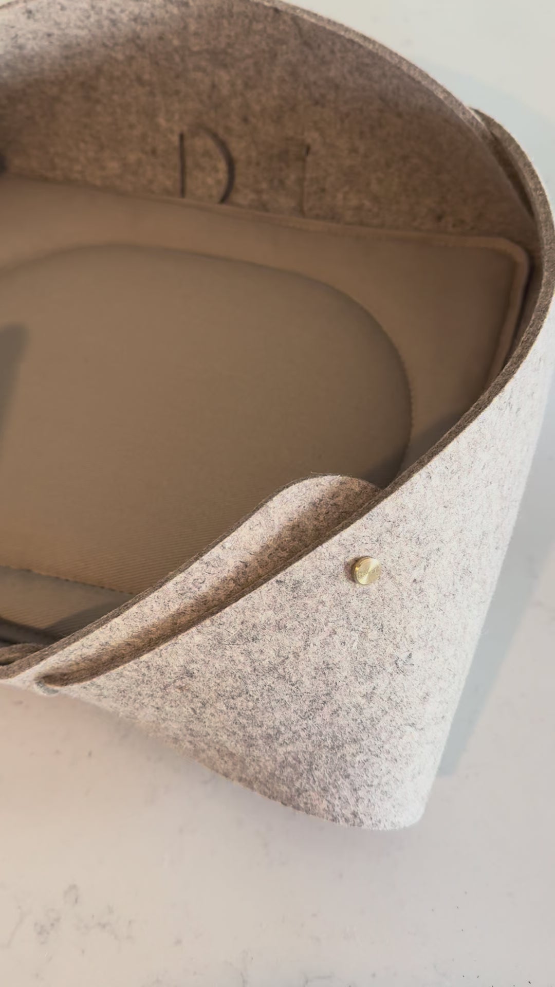 See how our minimalist insert fits perfectly inside the MATT™ pet bed.